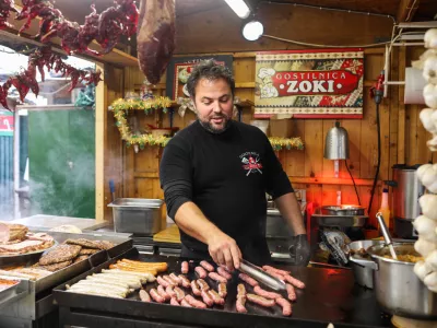 Praznični sejem z nekaj presenečenji: od klobas do dubajskih mi&scaron;k in harmonike