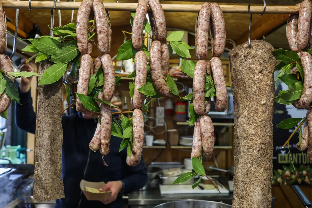 Praznični sejem z nekaj presenečenji: od klobas do dubajskih mi&scaron;k in harmonike