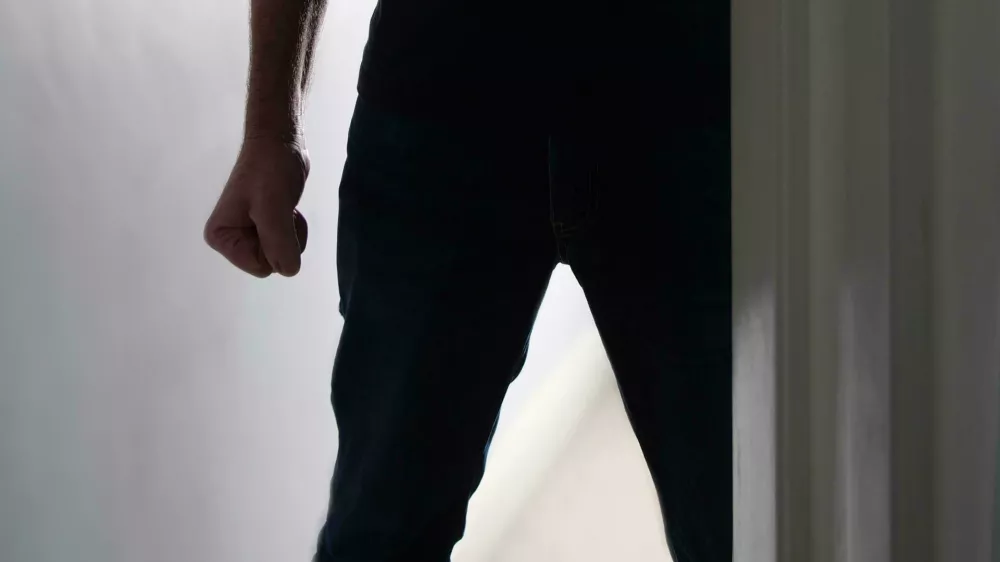 Osumljeni se je spravil nad družinske člane, &scaron;e posebej hudo nad mamo. Fotografija je simbolična. F Reuters