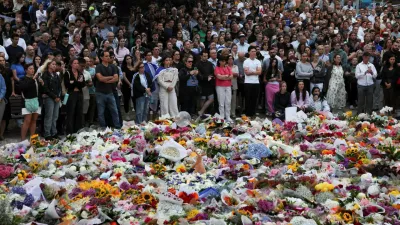 People pay respects at Bondi Pavilion to victims of a shooting during a Jewish holiday celebration at Bondi Beach, in Sydney, Australia, December 15, 2025. REUTERS/Hollie Adams   TPX IMAGES OF THE DAY