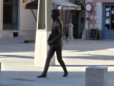 Sezana.Bronast kip Srecka Kosovela v naravni velikosti.