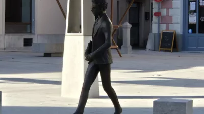 Sezana.Bronast kip Srecka Kosovela v naravni velikosti.