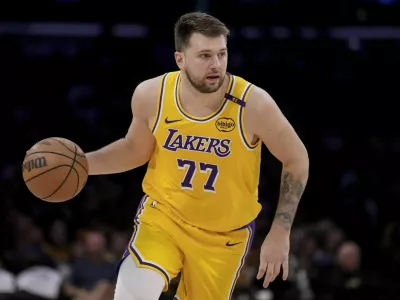 Los Angeles Lakers guard Luka Doncic (77) dribbles up the court during the first half of Game 2 of an NBA first-round playoff series against the Minnesota Timberwolves in Los Angeles, Tuesday, April 22, 2025. (AP Photo/Eric Thayer) / Foto: Eric Thayer