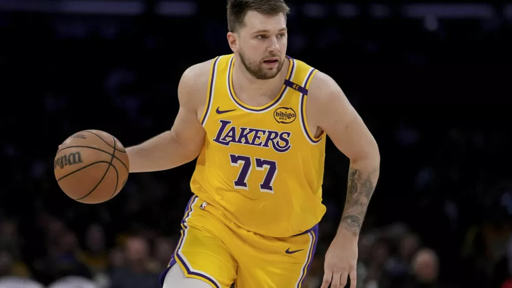 Los Angeles Lakers guard Luka Doncic (77) dribbles up the court during the first half of Game 2 of an NBA first-round playoff series against the Minnesota Timberwolves in Los Angeles, Tuesday, April 22, 2025. (AP Photo/Eric Thayer) / Foto: Eric Thayer