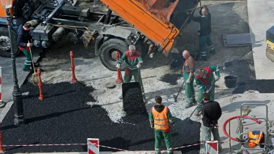 - 29.03.2016 - Delavci KPL - Komunalno podjetje Ljubljana - asvaltiranje - //FOTO: Tomaž Skale