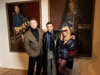 Rocco Ritchie (v sredini) s star&scaron;ema, očetom Guyem Ritchiejem in mamo Madonno. F instagram Rocca Ritchieja