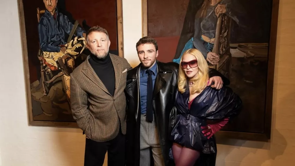 Rocco Ritchie (v sredini) s star&scaron;ema, očetom Guyem Ritchiejem in mamo Madonno. F instagram Rocca Ritchieja