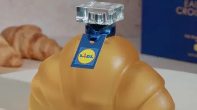 Posebno pozornost pritegne tudi embalaža: parfum je shranjen v rjavo obarjeni steklenički v obliki rogljička. F profimedia