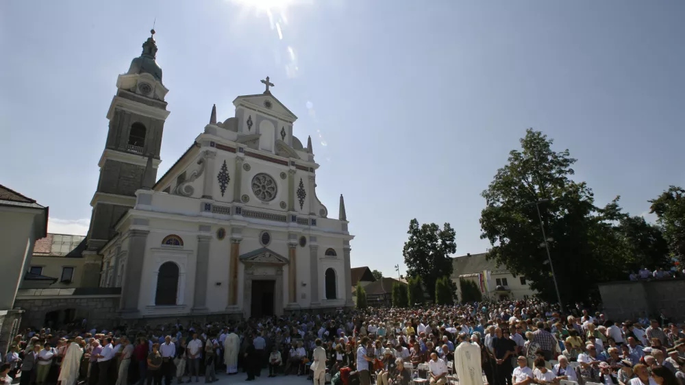 Manj vernikov in duhovnikov, nad&scaron;kofija ukinja 12 župnij