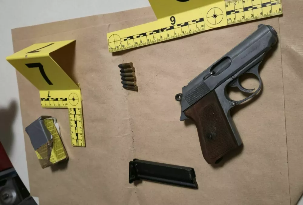 Ljubljanski kriminalisti so v hi&scaron;ni preiskavi zasegli pi&scaron;tolo s &scaron;estimi naboji. 