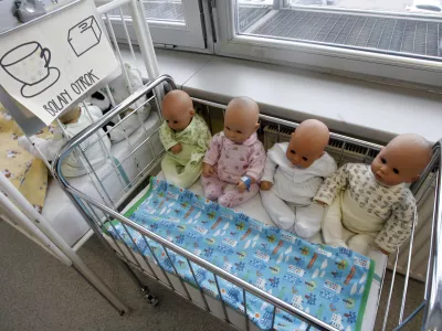 - Srednja zdravstvena &scaron;ola v Ljubljani, Poljanska cesta 61, - izobraževanje v programih za poklic tehnik zdravstvene nege in bolničar negovalec - simbolična fotografija - zdravstvo - dojenček - nedono&scaron;enček - otrok - bolni&scaron;nica - pediatrija - - Informativni dnevi 2015 - informativni dan na fakultetah in srednjih &scaron;olah za bodoče &scaron;tudente in dijake - izobraževanje - &scaron;olstvo - &scaron;tudij - dijaki - &scaron;tudenti - //FOTO: Tomaž Skale