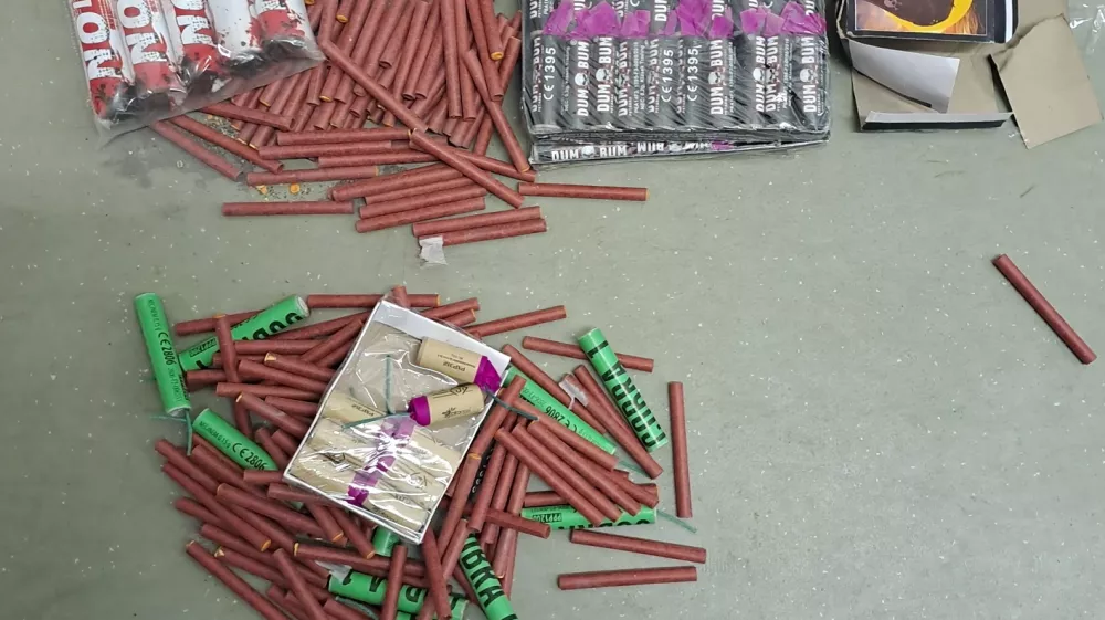 Zasežene petarde, pirotehnika, PU Novo mesto