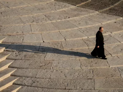 A priest walks at St. Peter's Square, ahead of the funeral Mass of Pope Francis, at the Vatican, April 26, 2025. REUTERS/Remo Casilli   TPX IMAGES OF THE DAY      SEARCH "2025 STORIES BEST" FOR THIS STORY. SEARCH "REUTERS YEAR-END" FOR ALL 202X YEAR END GALLERIES. / Foto: Remo Casilli