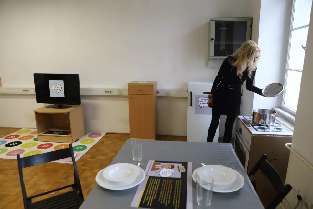 Hi&scaron;a laži kot ogledalo sodobnih medijev