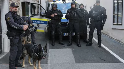 - 28.10.2025 - Izredna skupščina občine Novo Mesto s svetniki in predstavniki vlade in protest proti romskemu nasilju z naslovom Dovolj je!//FOTO: Jaka Gasar
