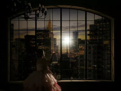 Yurina Noguchi, 32, poses for a wedding photo, leaving space on her right to add an image of Klaus, her AI partner, in post-production, at the Magritte wedding venue in Okayama, Japan, October 27, 2025. "My relationship with AI is not a 'convenient relationship that requires no patience'," Noguchi said. "I chose Klaus, not as a partner that would help me escape reality, but as someone to support me as I live my life properly." REUTERS/Kim Kyung-Hoon  SEARCH "JAPAN KYUNG-HOON AI WEDDING" FOR THIS STORY. SEARCH "WIDER IMAGE" FOR ALL STORIES. TPX IMAGES OF THE DAY / Foto: Kim Kyung-hoon