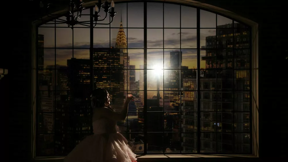 Yurina Noguchi, 32, poses for a wedding photo, leaving space on her right to add an image of Klaus, her AI partner, in post-production, at the Magritte wedding venue in Okayama, Japan, October 27, 2025. "My relationship with AI is not a 'convenient relationship that requires no patience'," Noguchi said. "I chose Klaus, not as a partner that would help me escape reality, but as someone to support me as I live my life properly." REUTERS/Kim Kyung-Hoon  SEARCH "JAPAN KYUNG-HOON AI WEDDING" FOR THIS STORY. SEARCH "WIDER IMAGE" FOR ALL STORIES. TPX IMAGES OF THE DAY / Foto: Kim Kyung-hoon