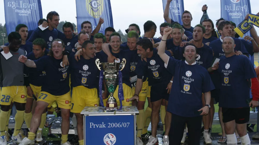 -- NK Domžale - Prvak 2006/07 - - nogomet - Domžale: Drava, Prva Liga, zadnji, 36. krog: - nogometa&scaron;i Domžal so v zadnjem, 36. krogu Prve Lige premagali Dravo z 2:0 (1:0). //FOTO: Matej Pov&scaron;eOPOMBA: ZA OBJAVO V ČASOPISU DNEVNIK