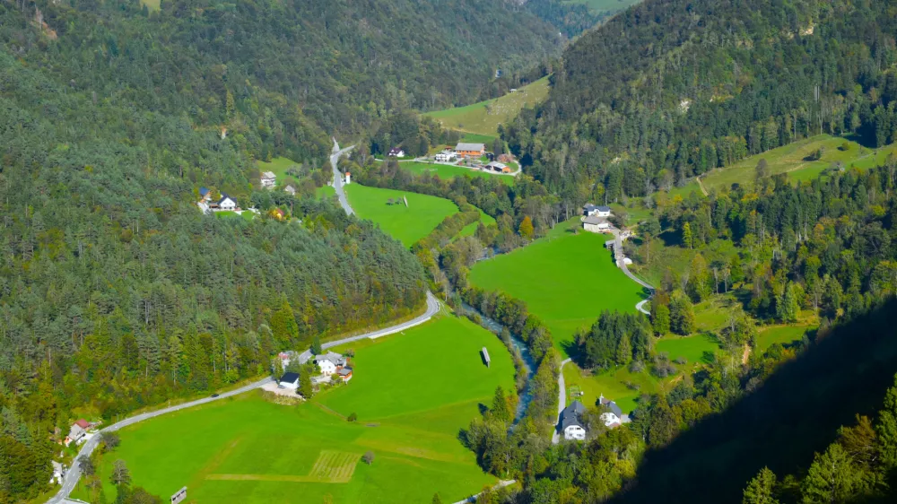 Pogled na reko Kokro in okoli&scaron;ka naselja / Foto: Istock