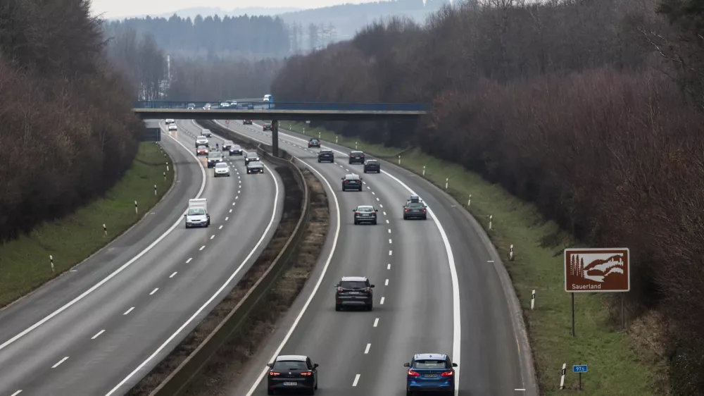 Avtocesta A45, kjer so ob cesti na&scaron;li avto.