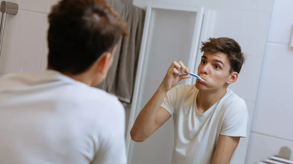 Med &scaron;četkanjem, ki se zdi tako rutinsko opravilo. / Foto: Istock