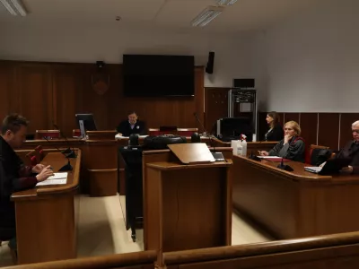 Odvetnik Mitje Verlaka Igor Weindorfer, sodnik Stanislav Jug, tožilka Desanka Novak in poobla&scaron;čenec o&scaron;kodovanca Jože Korpič. Foto: STA