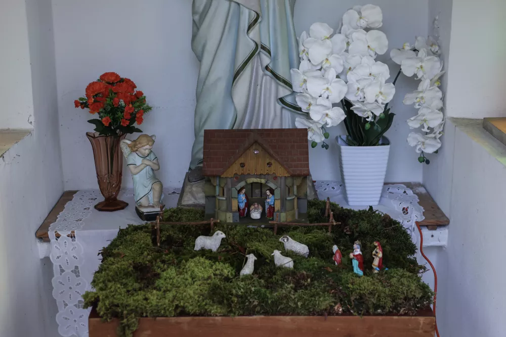 Krajani so jaslice postavili v vse skrite kotičke v vasi