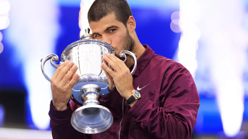 07 September 2025, US, New York: Spanish tennis player Carlos Alcaraz celebrates by kissing the trophy after winning the final match against Italy's Jannik Sinner during the 2025 US Open tennis tournament at USTA Billie Jean King National Tennis Center. Photo: Javier Rojas/PI via ZUMA Press Wire/dpa