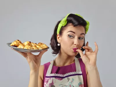 Beautiful woman in pin up style with perfect hair and make up.Expressive facial expressions. Housewife with yummy biscuits. / Foto: Igorr1