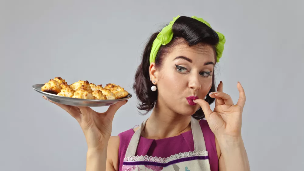 Beautiful woman in pin up style with perfect hair and make up.Expressive facial expressions. Housewife with yummy biscuits. / Foto: Igorr1