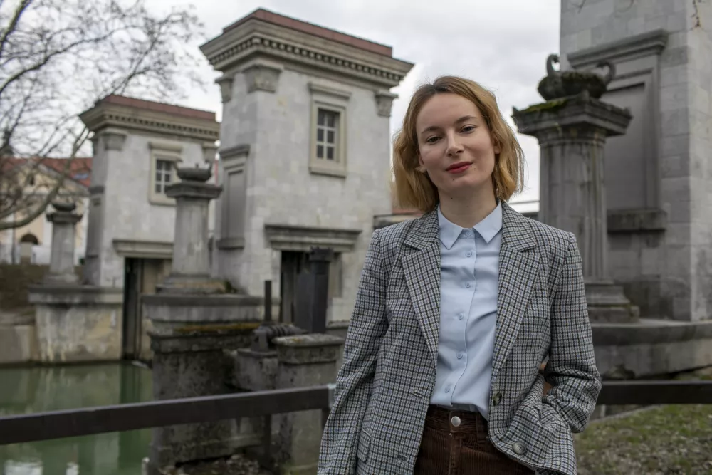 - 10.03.2023 &ndash; Dr. Manca Grgić Renko, zgodovinarka in pisateljica - članica sveta javnega zavoda Muzej novej&scaron;e in sodobne zgodovine Slovenije, raziskovalka pri mednarodnem projektu ERC Eirene, ki se ukvarja z ženskami, predvsem intelektualkami v povojnih tranzicijah  //FOTO: Luka CjuhaOPOMBA: INTERVJU ZA OBJEKTIV 2023 / Foto: 