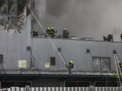 -14.12.2025. - Obsežen požar skladi&scaron;ča in logističnega centra SPAR Slovenija.- gasilci,//FOTO: Bojan Velikonja