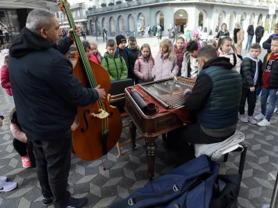 04.11.2024 - simbollična fotografija - ulični glasbeniki, otrociFoto: Tomaž Skale / Foto: 