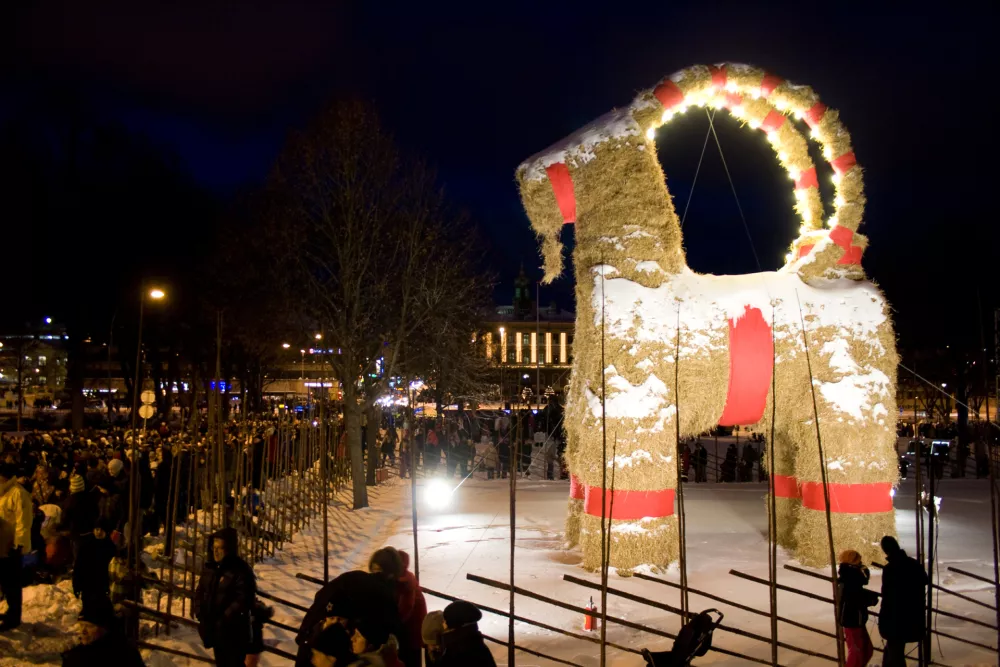 "GAvle, Sweden - November 28, 2010:The GAvle Christmas Goat standing near the city Library and river in GAvle, Sweden on it's inauguration night in 2010. The GAvle Goat is a massive version of a traditional Scandinavian Cristmas symbol, the straw goat. The GAvle Goat is built annually some months before Christmas and it has a notorious history of being burnt down by saboteurs." / Foto: Aliquisnj, Getty Images
