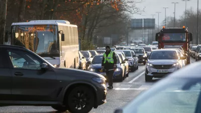 - Policija, Prometna konica v Ljubljani,- 18.12.2025. - Policist ureja promet v križišču Bleiweisove, Gosposvetske, Tivolske in Celovške ceste.//FOTO: Bojan Velikonja / Foto: Bojan Velikonja