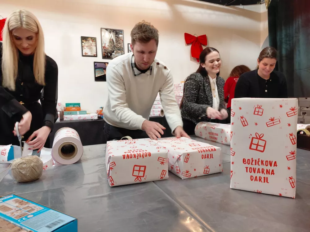 Poleg gasilcev, ki pomagajo pri razdelitvi daril, ta zavijajo tudi &scaron;tevilni prostovoljci. F Vesna Levičnik