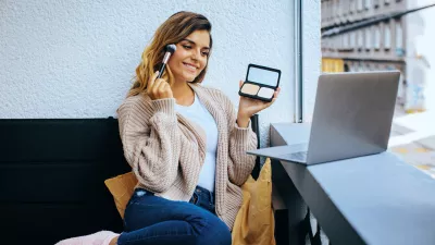 Na spletu iščemo različne stvari, včasih tudi nasvete za ličenje. / Foto: Istock