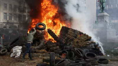 Protesters burn tyres on a square near the European Parliament, as farmers protest against the EU-Mercosur free-trade deal between the European Union and the South American countries of Mercosur, on the day of a European Union leaders' summit, in Brussels, Belgium, December 18, 2025. REUTERS/Yves Herman