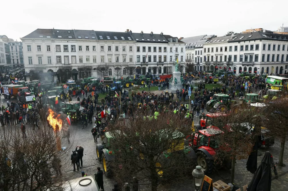 Farmers gather near the European Parliament, as they protest against the EU-Mercosur free-trade deal between the European Union and the South American countries of Mercosur, on the day of a European Union leaders' summit, in Brussels, Belgium, December 18, 2025. REUTERS/Yves Herman