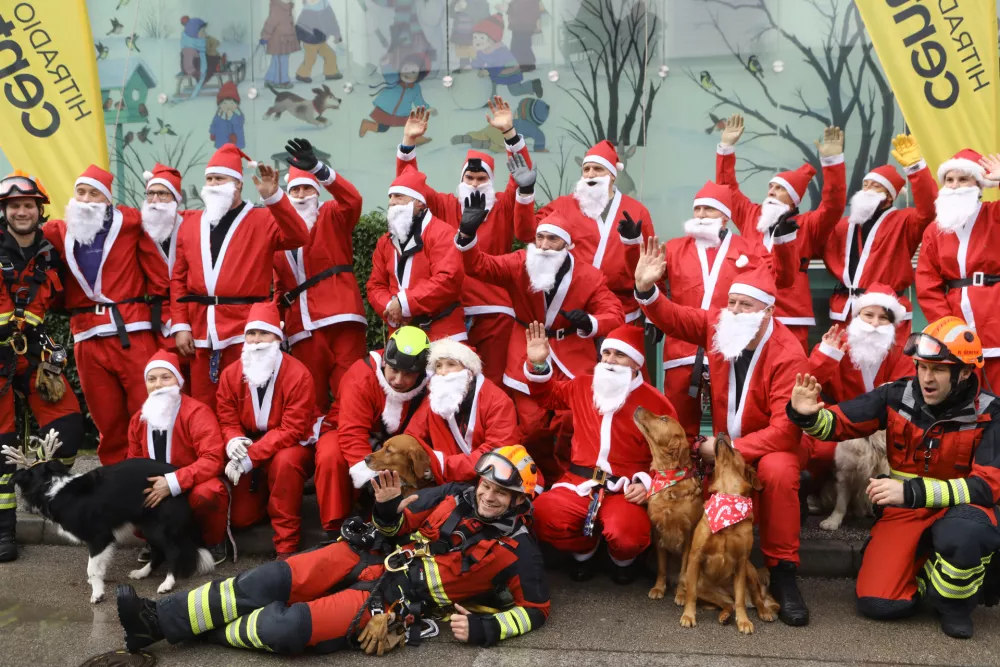 18.12.2025 - tradicionalni spust Božičkov z vrha Pediatrične klinike UKC Ljubljana; Pediatrična klinika UKC LjubljanaFoto: Luka Cjuha