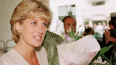 Princesa Diana, ki je v kraljevo družino tudi z modnimi izbirami vnesla več sproščenosti, na fotografiji iz leta 1996. / Foto. AP 