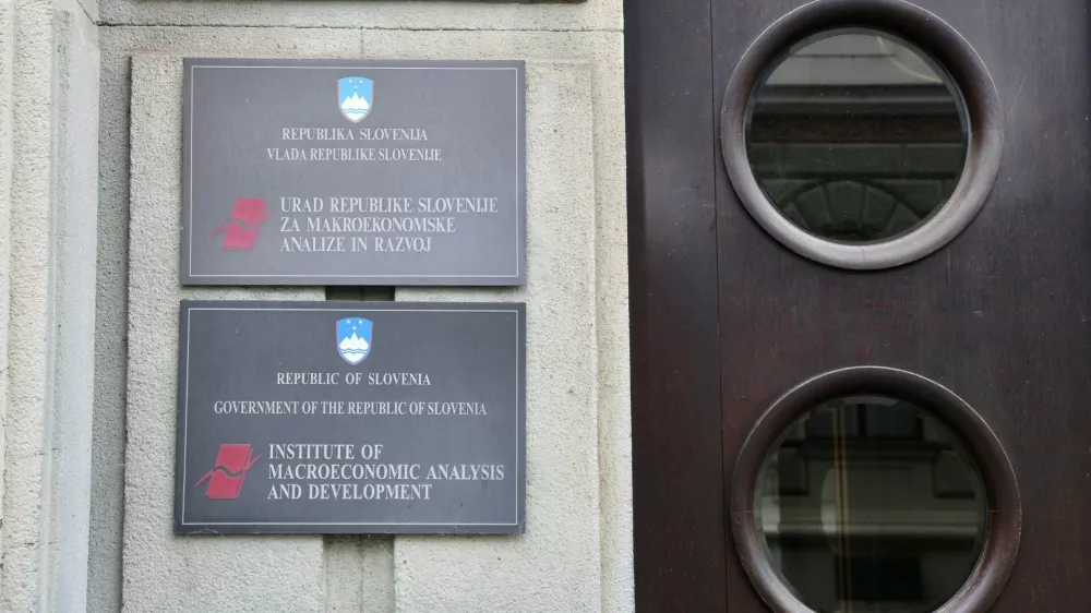 Urad za makroekonomske analize UMAR Gregorčičeva