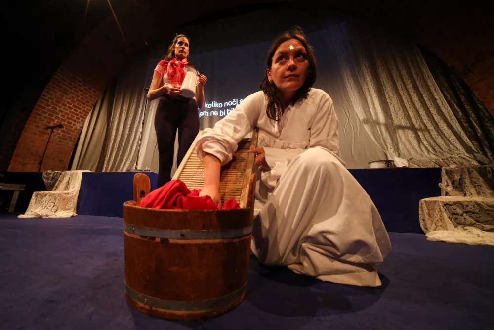 Iz predstave 55 člen