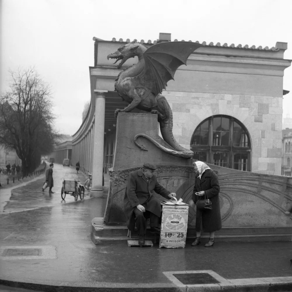 prodajalec srečk pred Zmajskim mostom marec 1962 / Foto: Marjan Ciglič