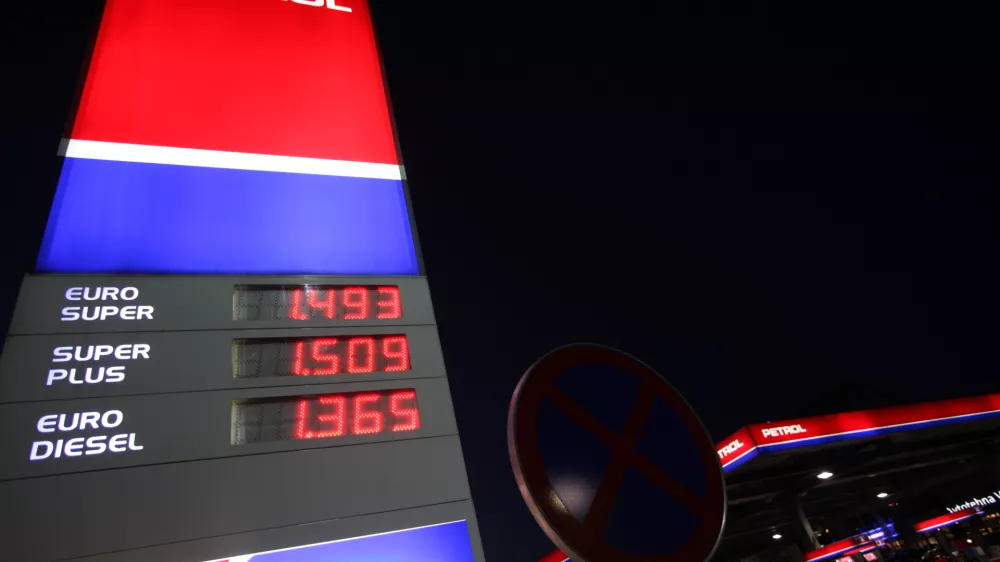  PETROL bencinski servis - črpalka - tabla - podražitve - cene gorivo- podražitev bencina - cene goriv na bencinskih črpalkah bistveno vi&scaron;je//FOTO: Luka Cjuha