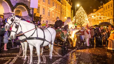 Dedek Mraz se bo med 26. in 30. decembrom ob 17. uri podal na svoj sprevod s kočijo in lipicanci. Foto: Sandi Fiser