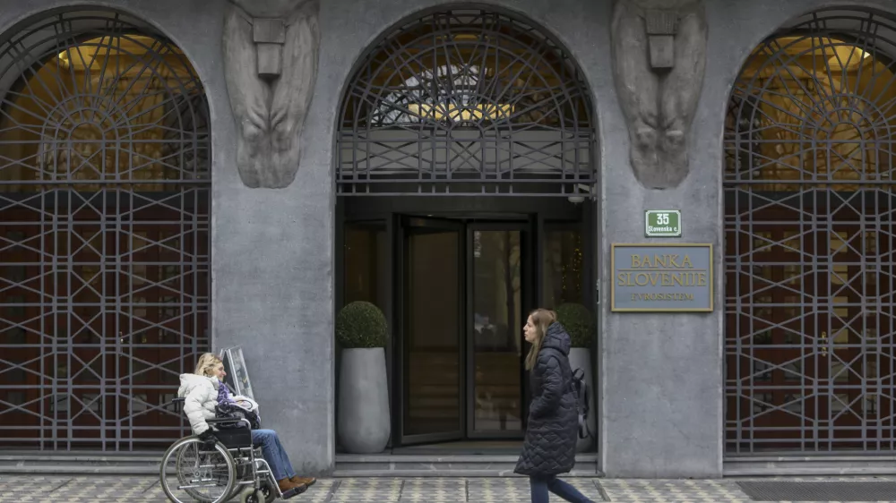 13.01.2025 - invalid na vozičku - invalidski voziček - Banka slovenije - dovoz invalidov v javne ustanoveFOTO: LUKA CJUHA