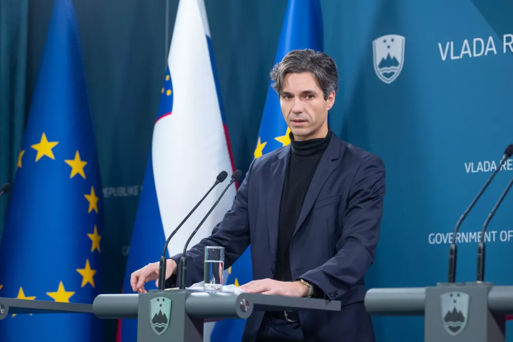 Ljubljana, vlada.Novinarska konferenca po seji vlade.Minister za delo, druzino, socialne zadeve in enake moznosti Luka Mesec.