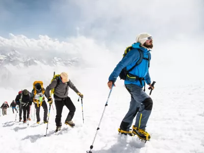 Mnogi gorski re&scaron;evalci in vodniki so prepričani, da izčrpanega ali po&scaron;kodovanega v Alpah nikoli ne pustimo samega. / Foto: Istock
