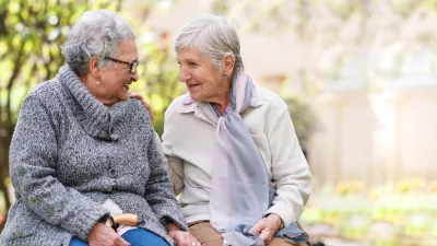 Two elderly women sitting on bench in park smiling happy life long friends enjoying retirement / Foto: Jacob Wackerhausen